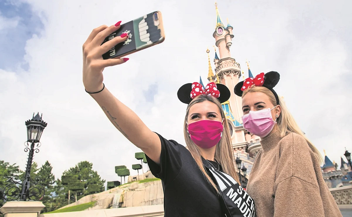 California relajará medidas antiCovid para abril; reabrirán Disneylandia y estadios