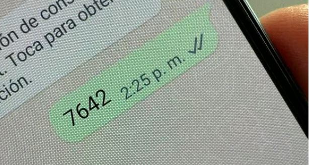 WhatsApp: por qué los jóvenes escriben “7642″ y qué significa