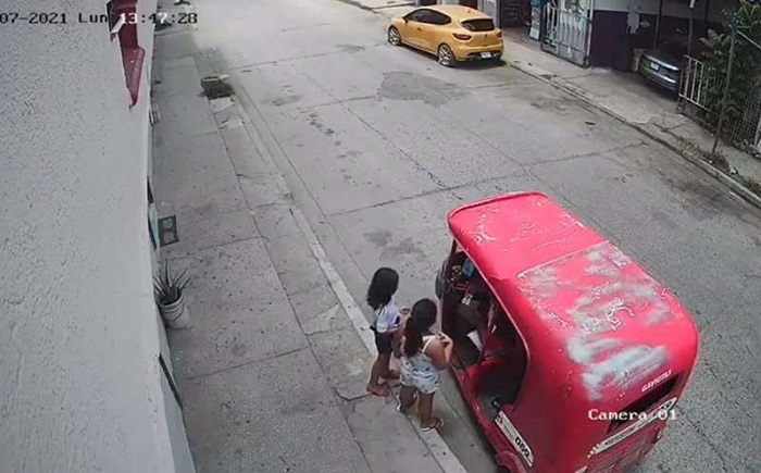 (VIDEO) Captan a conductor de mototaxi manoseando a dos niñas en Tabasco