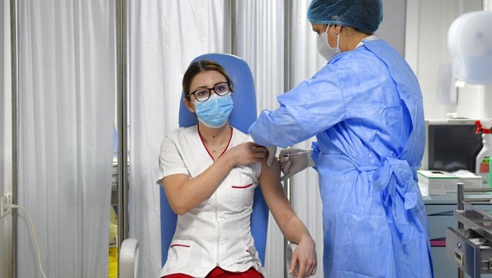 España: Enfermera que aplica vacunas anti Covid da positivo a la enfermedad