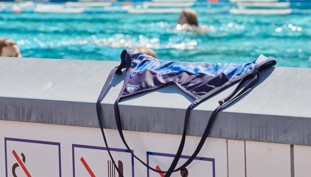 Mujeres podrán nadar en "topless" en piscinas de Berlín