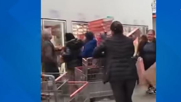 (VÍDEO) Clientes de Costco le quitan Roscas de Reyes a revendedora