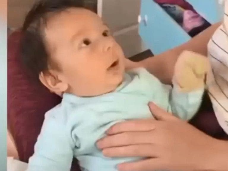VIDEO: Bebé de dos meses sorprende a su mamá al responderle