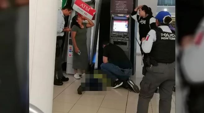 Niño cae de segundo piso en plaza comercial de Monterrey y se fractura ambas piernas