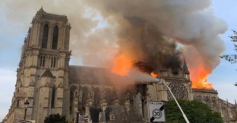 Incendio devastador en la catedral de Notre Dame en París