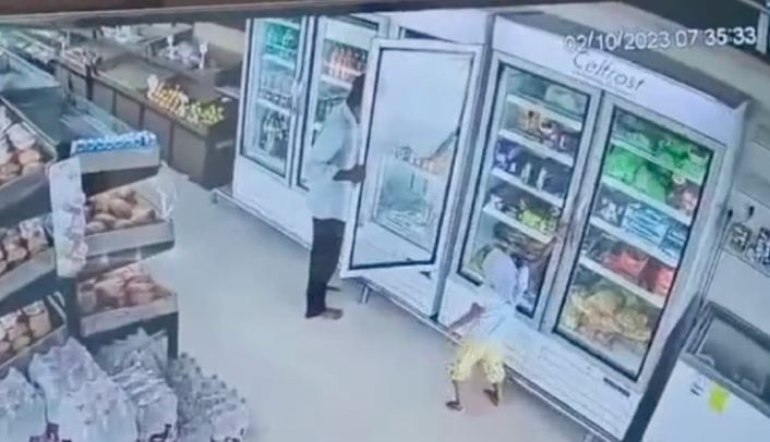 (VÍDEO) Descuida a su hija en el super y ella recibe terrible descarga eléctrica