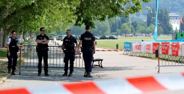 Sujeto, fuera de sí, apuñala a 4 niños en un parque en el sur de Francia