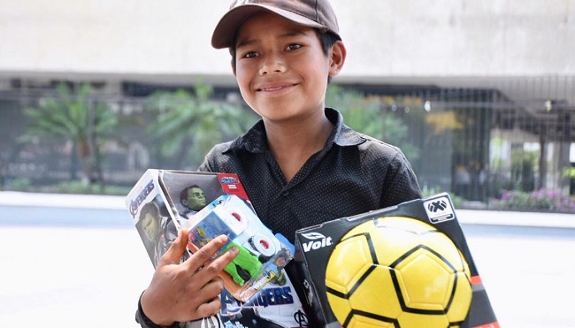 Casos buenos de la pandemia: Ciudadano llevó regalos a pequeño bolero