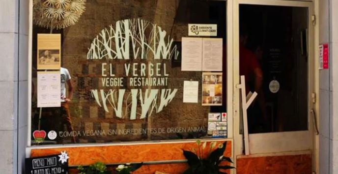 Restaurante vegano prohibe a una mamá dar leche en biberón a su hijo porque era de vaca