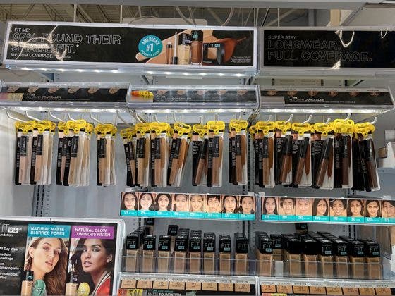 Acusan a Walmart de racismo por poner seguridad a maquillajes oscuros