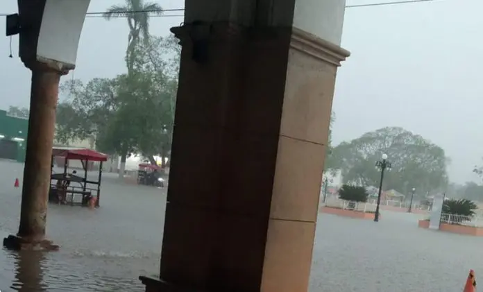 (VIDEO) Sorpresivo aguacero causa inundación en Maxcanú