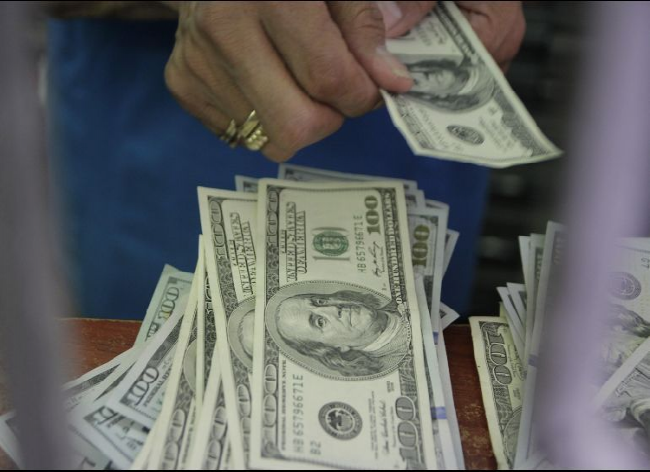 Dólar sube seis centavos, abre en 19.42 pesos en bancos