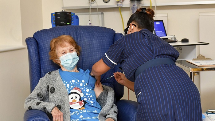 Mujer de 90 años, la primera persona en el mundo que recibió la vacuna contra Covid