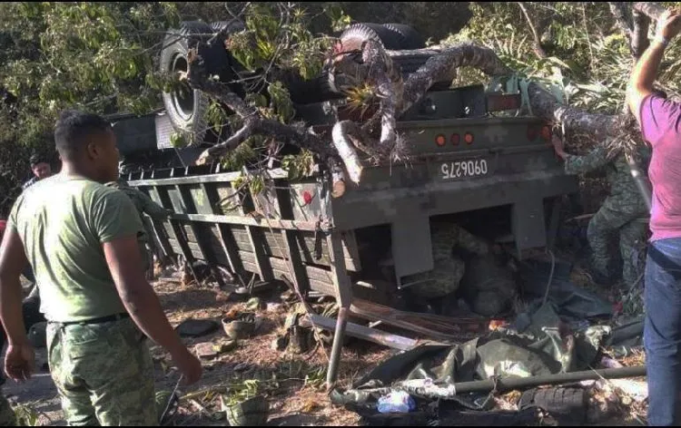 Fallecen cinco militares en volcadura en Oaxaca