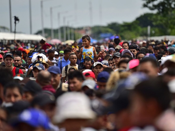 Migrantes amenazan con entrar a México a la fuerza