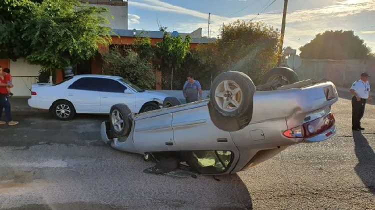 Conductor se queda dormido, choca y vuelca tras dejar a su hijo en la escuela