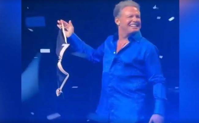 Luis Miguel recibe un sostén durante su presentación