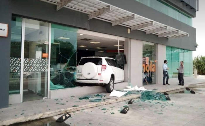 Abuelito de 84 años confunde el freno y se mete a banco de Paseo de Montejo