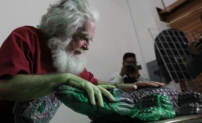 Brujo hace ritual por AMLO pero con figura de reptil, en vez de pejelagarto