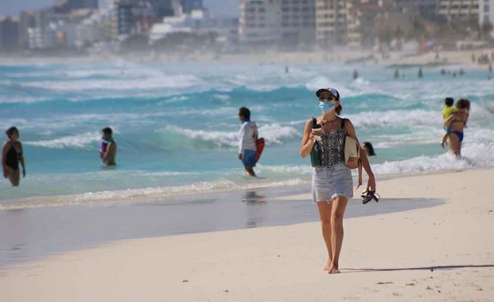 Bajan contaminación en costas de Cancún por escasez de turistas