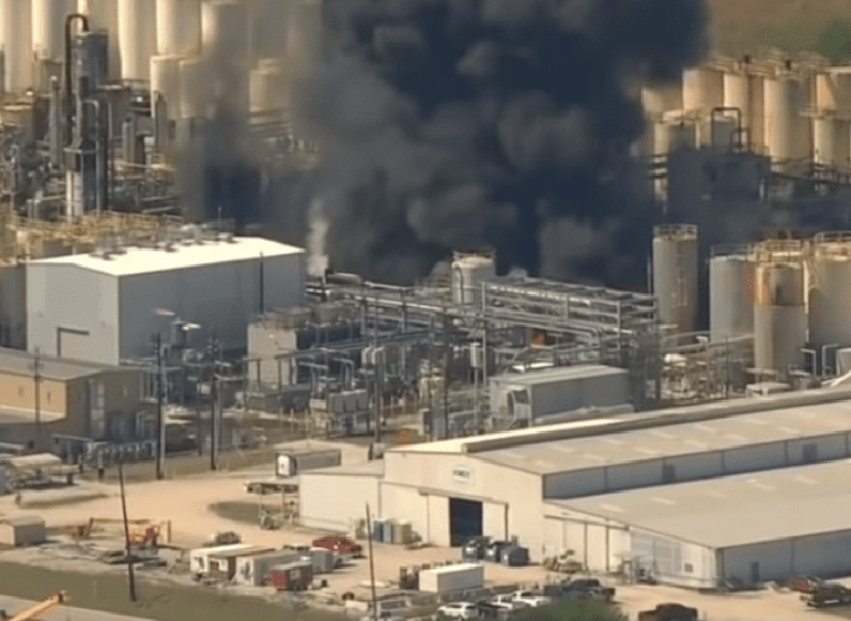 Incendio químico de Texas mata a 1 trabajador y hiere a 2 más