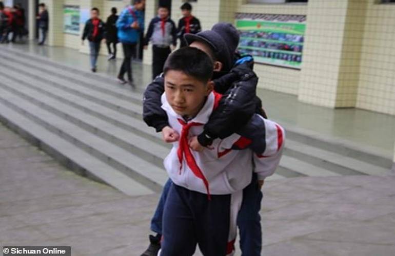 Desde hace seis años, niño carga a su mejor amigo hasta la escuela