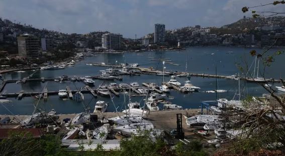 Acapulco afrenta desafío de limpieza con la aparición de más de 700 yates varados