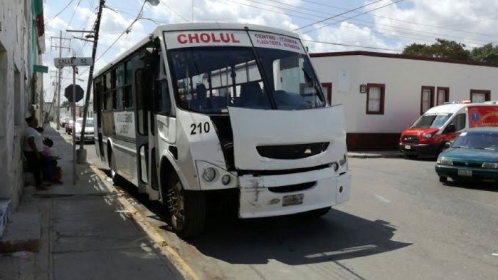 Cholul: protestan por pésimo servicio de transporte y retienen camiones