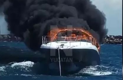 ¿Viste el humo? Se quemó un yate en mar de Progreso; sólo hubo daños