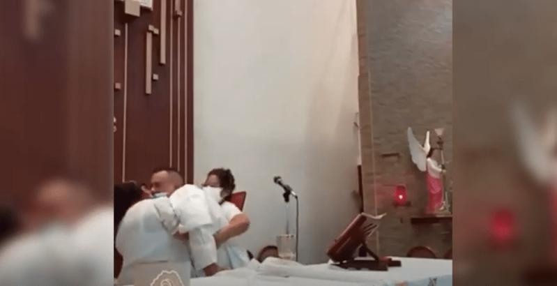 Sacerdote se desmaya al oficiar una misa en iglesia de Acapulco