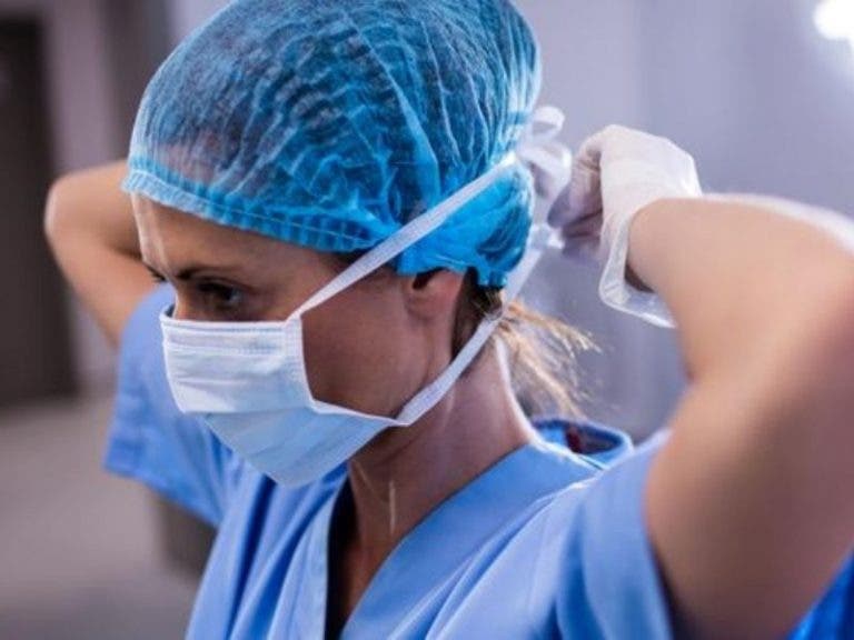 Despiden a enfermera de oncología por confesar que no usa cubrebocas