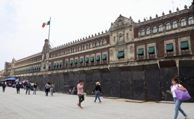AMLO: Hay vallas en Palacio Nacional ante marcha por Ayotzinapa "por los provocadores"