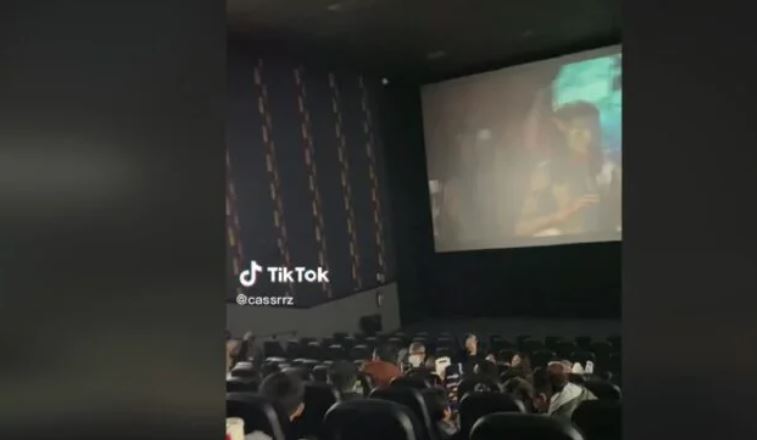 Captan a pareja haciendo ‘actos indecentes’ en plena función de “Avatar 2”