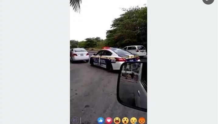 Cancún: Cachan  a agente de Tránsito en presunta "mordida"