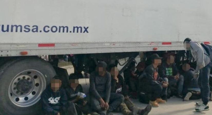 México: Hallan a 233 migrantes centroamericanos abandonados en tráiler