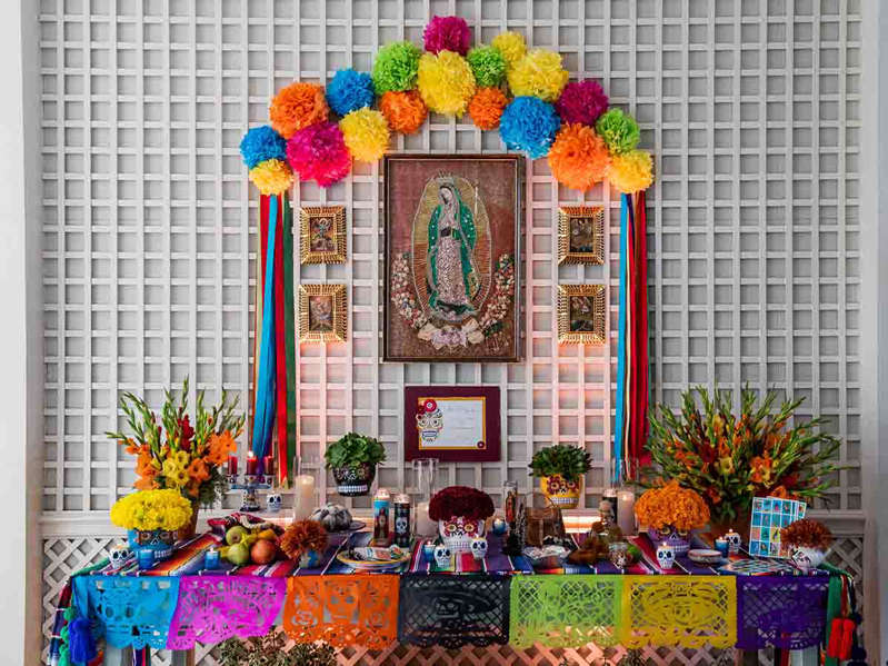 Casa Blanca pone altar por Día de los Muertos, el primero en su historia