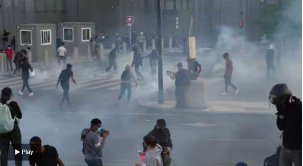 París: Chocan manifestantes y policías durante protesta contra el racismo