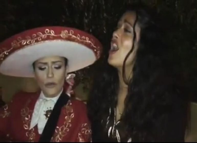 Con mariachi, Salma Hayek canta "La Llorona" en su cumpleaños