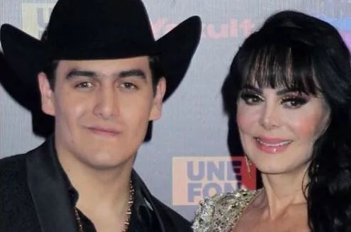 Maribel Guardia muestra altar con cenizas de Julián Figueroa