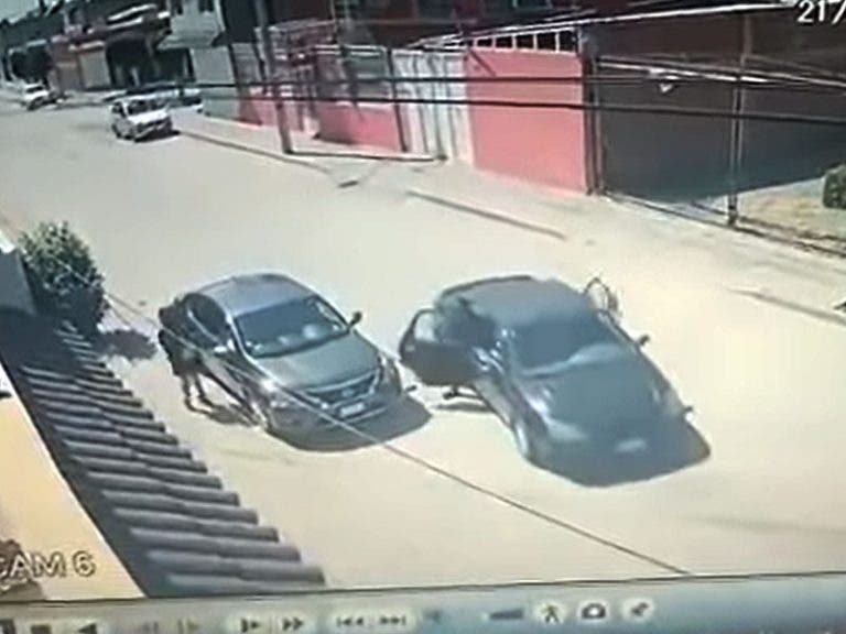 VIDEO: Conductor logra escapa de asaltantes y les daña la puerta del auto