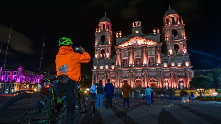 Así luce la Catedral de Toluca iluminada de multicolores