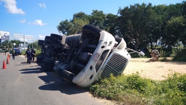 Por exceso de velocidad camión con maíz vuelca en la Mérida-Progreso