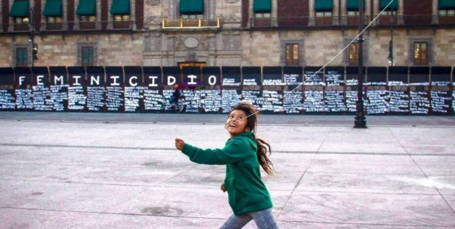 Imagen de niña frente a vallas en Palacio Nacional recorre el mundo