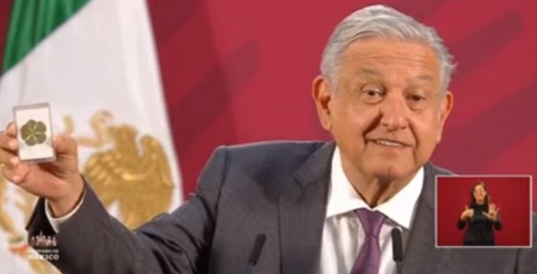 “Mucho argüende por mis detentes”: dice AMLO y presume otro amuleto