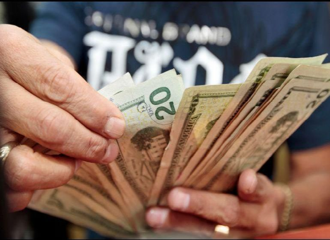 Dólar retrocede, se vende hasta en 19.83 pesos en bancos