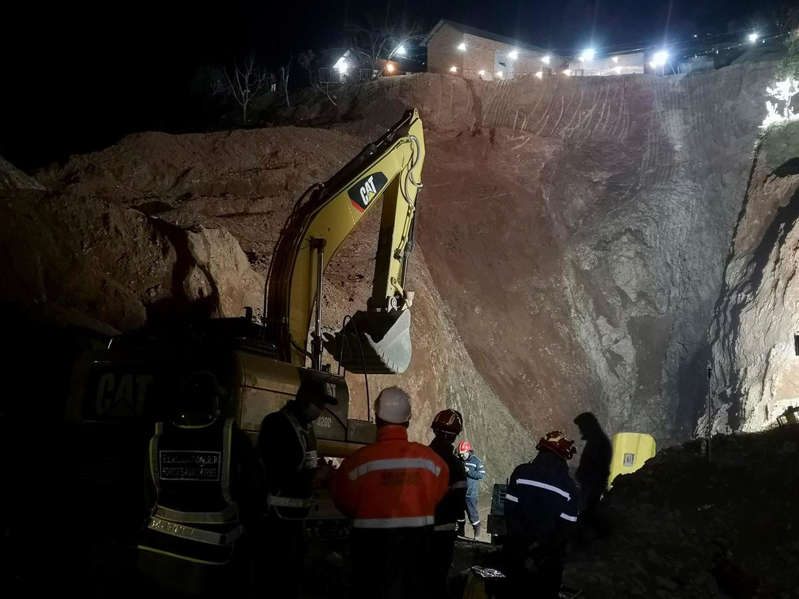 Rescatistas entran a túnel para salvar al niño Rayan que cayó a un pozo hace 5 días