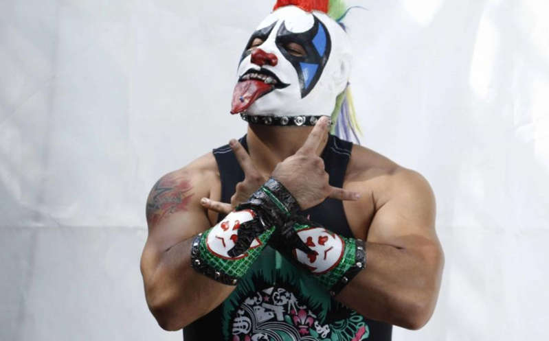 Psycho Clown sufre accidente en lucha y le suturan un ojo