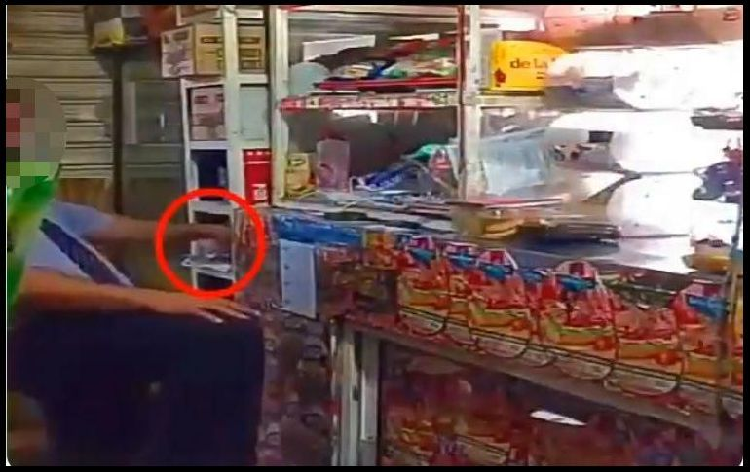 Captan a empleado de Bimbo robando dinero en una tiendita