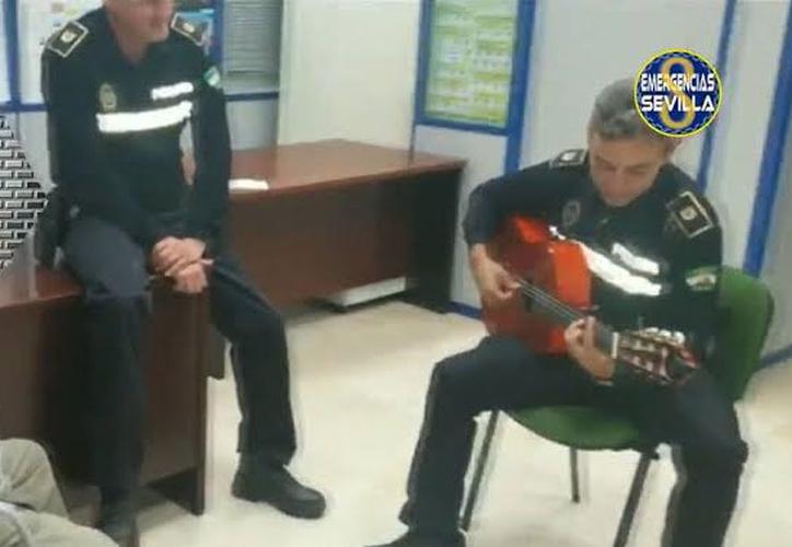 Policías tocan la guitarra para tranquilizar a un hombre con alzheimer