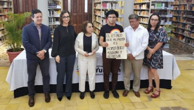 Joven recibe un premio y a la hora de la foto ¡sorpresa!  ¿Valentía o grosería?